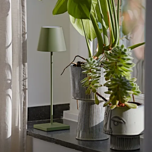 SIGOR LED Akku-Tischleuchte NUINDIE USB-C – Tannengrün - Tischleuchte mit IP54 Schutz, ideal für Innen- und Außenbereich, dimmbar über Touch-Sensor und mit USB-C Anschluss für flexibles Laden.