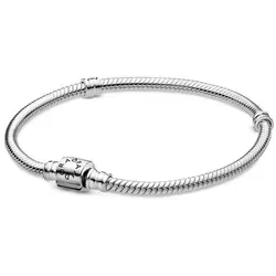 Pandora Basis Armband für Damen aus Sterlingsilber - Elegantes 17.00 cm Schlangenkette Armband aus 925er Sterling Silber, inklusive Etui - perfekter Armschmuck für jeden Anlass.