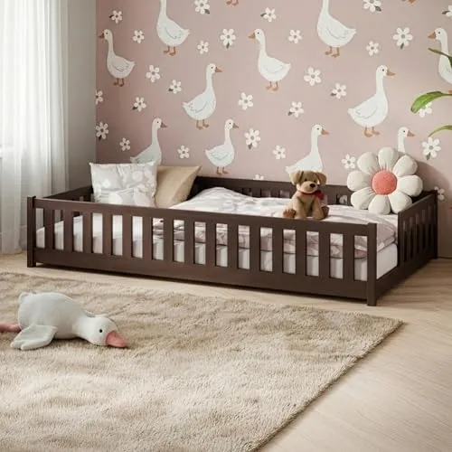 Kids Collective Kinderbett Bodenbett mit Rausfallschutz 120x200 cm - Dunkelbraun - Das Kids Collective Bodenbett kombiniert Sicherheit und modernes Design. Mit einem stabilen Rausfallschutz und einer niedrigen Bauweise ermöglicht es Kindern, selbstständig ein- und auszusteigen. Ideal für den Übergang vom Gitterbett!