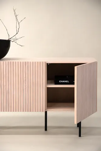 Björkön Sideboard 3 Türen Whitewash - Skandinavisches Design-Kommode mit 3 Türen, ideal für stilvolle Aufbewahrung und Dekoration. Hochwertige Materialien sorgen für Langlebigkeit und Eleganz in jedem Raum.