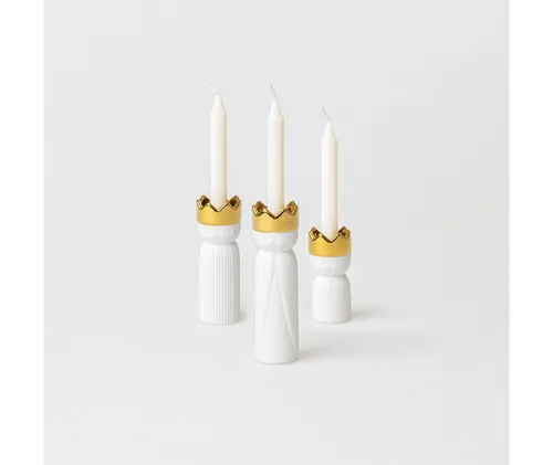 räder Königslichter Kerzenständer mini 3er Set - Elegantes Kerzenständer-Set aus unglasiertem Porzellan mit feinen Reliefdetails. Ideal für stimmungsvolle Akzente in jedem Raum und für Kerzen bis 12 mm Durchmesser.