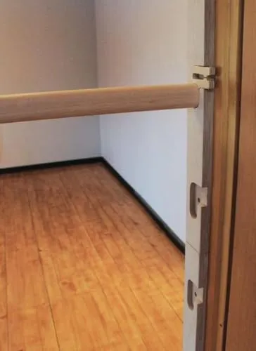 BearOnBar – Komplettes Set aus robusten Trainingsgeräten aus Holz: stabile Dip-Stange und Klimmzugstange – 10-stufige Höhenverstellung für Türrahmen