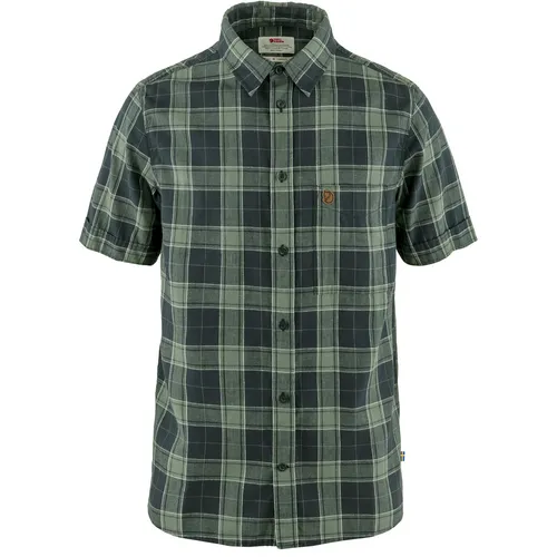 Fjällräven Övik Travel Shirt SS Men - Stilvolles Reishemd in Dark Navy-Patina Green (L) - Hemden aus kühlendem Hanfgemisch, ideal für tropische Klimazonen. Der Relaxed Fit sorgt für optimale Belüftung und ein kühles Gefühl an heißen Tagen.