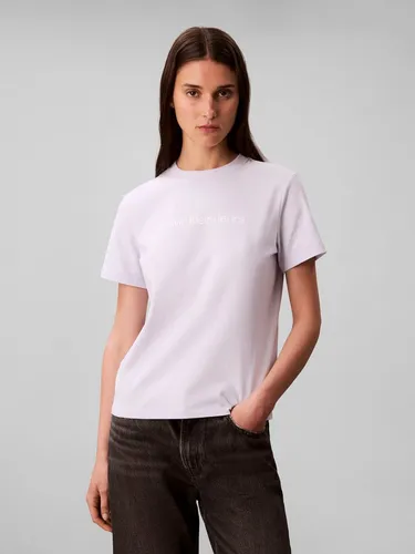 CALVIN KLEIN JEANS A- INST. LOGO CLASSIC TEE SS Damen T-Shirt - Feminin geschnittenes T-Shirt aus 100% Baumwolle in Lacey Lila. Ideal für coole Freizeit-Outfits und angenehm durch weichen Jersey. Perfekt für den lässigen Look!