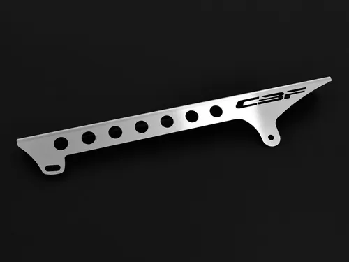 Zieger Kettenschutz für Honda CBF 500/600/1000 - Logo Silber - Schutzvorrichtung aus gebürstetem Edelstahl, ideal für Honda-Motorräder. Schützt die Kette zuverlässig und verleiht deinem Bike ein edles Aussehen.