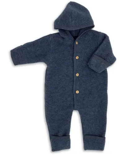 Engel Baby-Overall mit Kapuze, Holzknöpfen & Mulltuch Blaubaer - Hochwertiger Baby-Overall aus 100% Bio-Merinoschurwolle, ideal für Herbst und Winter. Mit praktischen Umschlägen für Hand- und Fußschutz sowie einem kuscheligen Mulltuch – für höchsten Tragekomfort und natürliche Wärme.