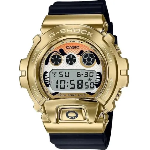 CASIO G-SHOCK Mod. DARUMA GOLD SERIE - Schwarz/Goldfarben - Digitaluhr für Herren mit stoßfestem Design, 20 ATM Wasserdichtigkeit und vielseitigen Funktionen wie Stoppuhr und Alarm. Ideal für den aktiven Mann, der Stil und Funktionalität schätzt.