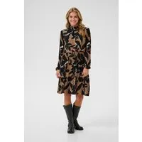 Kleid KAlinda Loose Fit Schwarz Braun - Stylisches Damenkleid mit lockerem Schnitt und elegantem, mehrstufigem Rock. Ideal für den Alltag und das Büro. Hergestellt aus 100% Viskose (LENZING™ ECOVERO™) für ein angenehmes Tragegefühl.