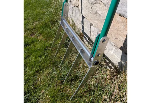 SattesGrün Profi Grabegabel Broadfork - 50 cm Arbeitsbreite - Gartenrechen für effektives Tiefenlockern und Aerifizieren von Böden, mit 105 cm langem Stiel für optimale Hebelwirkung.
