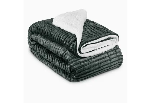 Beautissu Wohndecke Elisa - Kuschelige Sherpa Decke - Bettdecke aus 100% Mikrofaser Polyester, warm und pflegeleicht. Wellenoptik mit Glitzereffekt, ideal als Sofadecke oder Bettüberwurf. Erhältlich in zwei Größen für maximalen Komfort.