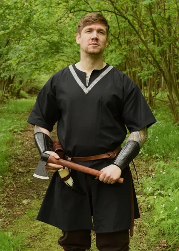 Battle Merchant Kostüm Mittelalter-Tunika Ailrik mit Bordüre, kurzarm, schwarz, Gr. 5XL