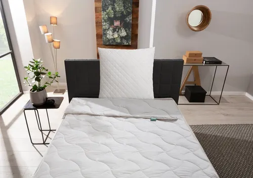 f.a.n. Baby Alpaka Steppbett 135x200 cm – Hochwertige Bettdecke - Erleben Sie luxuriösen Schlafkomfort mit der f.a.n. Baby Alpaka Steppdecke. Die vielseitige 4-Jahreszeiten-Bettdecke sorgt für angenehme Wärme und ist ideal für jede Jahreszeit. Hergestellt in Deutschland und OEKO-TEX zertifiziert.