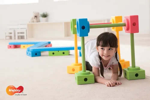 Motorik Set Universal - Steckspiel für Kinder ab 3 Jahren, fördert die Feinmotorik und Kreativität mit bunten Kunststoffteilen.
