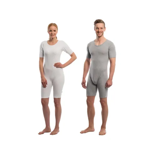 Suprima 4697 Pflegebody kurzarm weiß Gr. XL - Der Suprima Pflegebody 4697 vereint Unterhemd und Fixierhose in einem Produkt. Mit einem teilbaren Reißverschluss am Bein ermöglicht er einen einfachen Wechsel von Inkontinenzprodukten, ohne den Patienten vollständig entkleiden zu müssen.