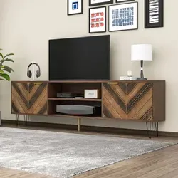 Merax Lowboard mit Fischgrätenmuster und Eisenfüßen, TV-Schrank aus Holz - Stilvolles TV-Lowboard mit 2 Türen und offenen Fächern, ideal für Medienaufbewahrung. Magnetische Türen und praktische Kabeldurchführung sorgen für Ordnung. Hochwertige Verarbeitung in eleganter Walnussfarbe.