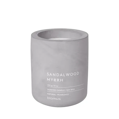 blomus Duftkerze FRAGA grau – Sandalwood Myrrh - Kerzen mit einer Brenndauer von bis zu 55 Stunden, aus hochwertigem Beton und Wachs, ideal für eine entspannende Atmosphäre.