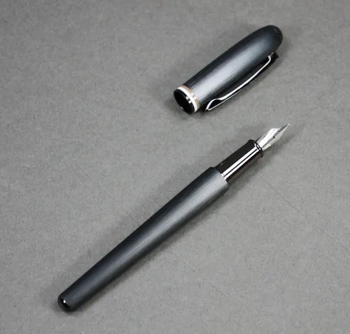 Hugo Boss Contour Iconic Füllfederhalter - Schwarz, 13,6 cm lang, hochwertige M-Feder für perfektes Schreibbild