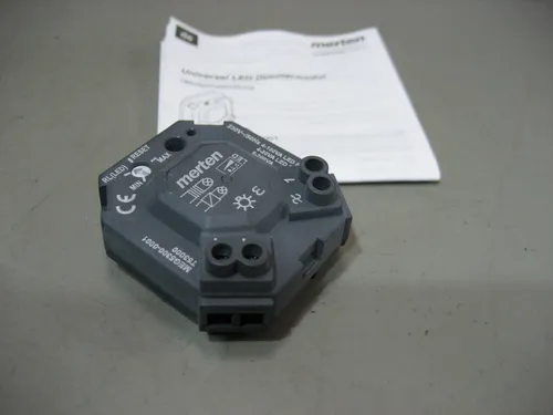Merten MEG5300-0001 Universal LED Dimmermodul, schwarz - Schalter für universelle LED-Dimmung, erkennt automatisch die Last und bietet Softstart sowie Memory-Funktion. Ideal für dimmbare LED-Lampen und Glühlampen.