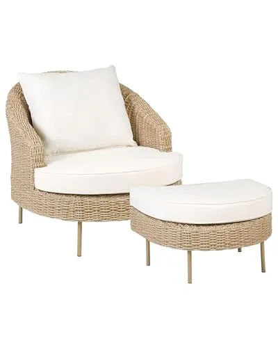 Beliani PE Rattan Gartensessel mit Fußhocker - Essstühle, stilvoller Gartensessel mit abnehmbarem Fußhocker, ideal für jeden Außenbereich, langlebig und pflegeleicht aus PE-Rattan in natürlicher Farbe.