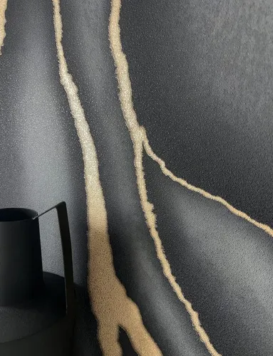 Newroom Vliestapete - Moderne Marmoroptik in Schwarz und Gold - Stylische Vliestapete in 3D Marmoroptik, ideal für Schlafzimmer, Wohnzimmer oder Küche. Wasserbeständig und leicht zu verarbeiten, sorgt sie für ein elegantes Ambiente.