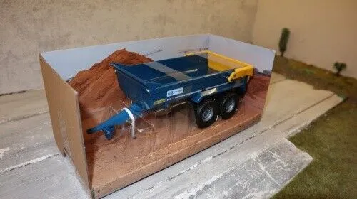 Britains 43368 KANE Dumper-Anhänger 1:32 - Landwirtschaftsfahrzeuge, detailgetreues Modell in 1:32, ideal für Sammler und Kinder ab 3 Jahren, robust aus Metall und Kunststoff gefertigt.