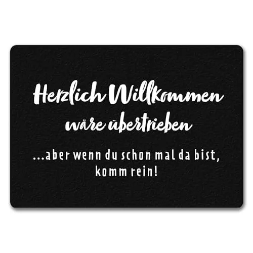 speecheese Herzlich Willkommen wäre übertrieben Fußmatte 35x50 cm - Ironische Fußmatte in 35x50 cm ohne Rand. Ideal für humorvolle Hausbesitzer, die ihre Gäste mit einem Augenzwinkern empfangen möchten. Robustes Material und rutschfeste Unterseite sorgen für Langlebigkeit.