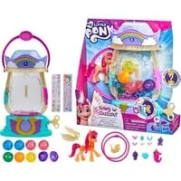 Hasbro My Little Pony - Magische Laterne - Entdecke die magische Laterne von My Little Pony mit 6 Lichtfarben und einer beweglichen Sunny Starscout Figur. Perfekt für kreative Abenteuer und stimmungsvolles Licht für Kinder ab 5 Jahren.