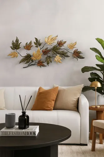 Wanddekoration Jule von Möbel Direkt Online - Elegante Wanddekoration aus Metall mit einzigartigem Ahornblatt-Arrangement, ideal für stilvolle Akzente in Ihrem Zuhause. Maße: 104x52x4,5 cm.