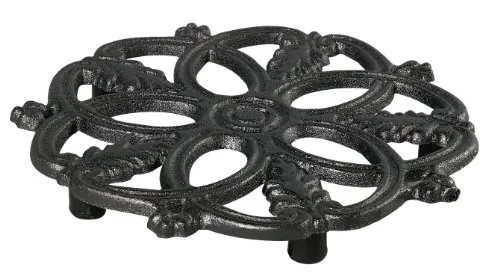 SKEPPSHULT Untersetzer in Gusseisen 20 cm - Pfannen Untersetzer aus robustem Gusseisen, ideal zum Schutz empfindlicher Oberflächen und perfekt für heiße Töpfe und Pfannen.