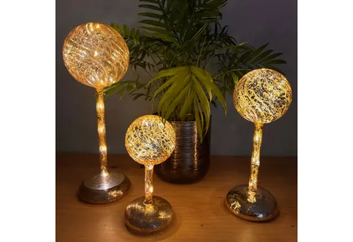 Online-Fuchs LED Dekolicht - 3 Glaskugeln mit Standfuß - Leuchtfiguren mit warmweißem Licht, 6-Stunden Timer und wahlweise Standlicht oder Funkeleffekt für eine stimmungsvolle Atmosphäre.