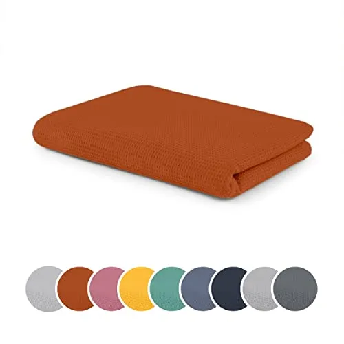 sleepling Kuscheldecke Waffeloptik, 150 x 200 cm, Cognac - Bettdecken aus 100% Baumwolle, hautsympathisch und temperaturregulierend – ideal für gemütliche Stunden auf der Couch oder im Bett.