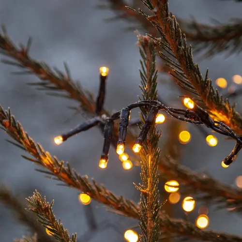 LED Lichterkette - GOLDEN LED Serie - 1200 ultra warmweiße LED - Weihnachtsbeleuchtung mit 1200 ultra warmweißen LEDs, ideal für ganzjährige Dekoration innen und außen. UV-beständig und wetterfest für stimmungsvolles Licht auf Balkon und Terrasse.