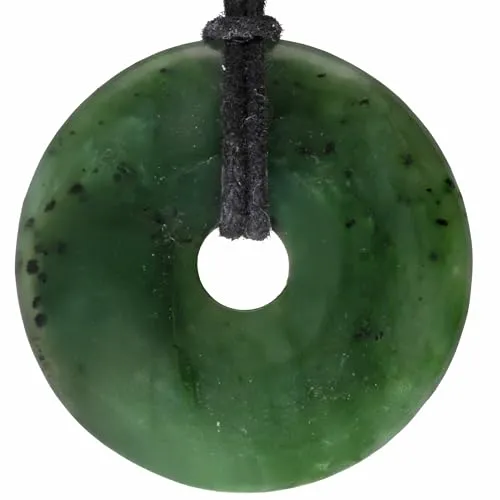Lebensquelle Plus Edelstein Donut Ø 40 mm + Baumwollband + Edelsteinkarte | Naturstein Anhänger Halskette | Echte Heilsteinkette inkl. Band (Nephrit Jade)