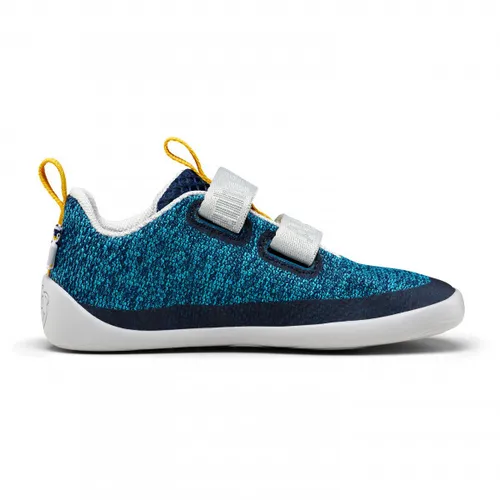 Affenzahn Barfußschuh Knit Happy Pinguin - Blau, Vegan und rutschfest - Sneaker für Jungen mit flexiblem Knit Material, das das Barfußgefühl unterstützt. Besonders leicht und kindgerecht mit Klettverschluss und reflektierenden Details.