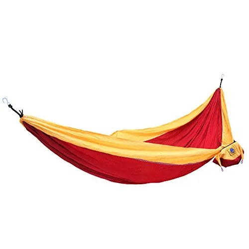 Ticket to the Moon Kingsize Reisehängmatte Burgund-gelb - Hängematte aus atmungsaktiver Fallschirmseide, wetterfest und handgefertigt auf Bali, ideal für entspannte Reisen und Abenteuer.