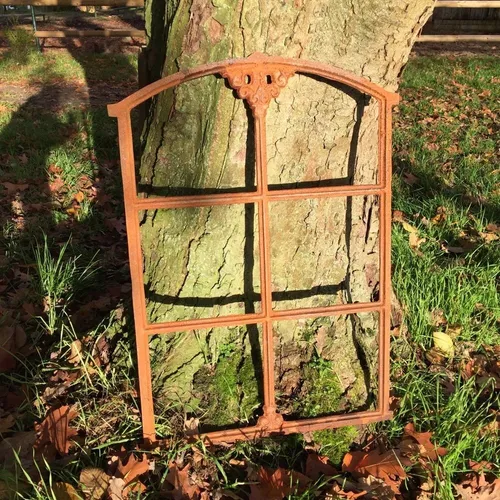 Antikas Fenster - Schön verziertes Eisenfenster mit Stichbogen - Fliegengitter im antiken Design, ideal für nostalgische Akzente und optimalen Insektenschutz.