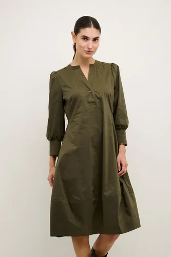 Kleid Feminine Silhouette in Gebranntem Olivgrün - Elegantes knielanges Kleid mit 3/4-Ärmeln und femininer Silhouette. Ideal für besondere Anlässe und im Alltag, sorgt für einen stilvollen Auftritt. Pflegeleicht und bequem zu tragen.