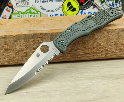 Spyderco Endura Foliage Serrated - Hochwertiges Taschenmesser - Taschenmesser mit rostbeständiger VG-10 Stahlklinge und ergonomischem FRN Griff. Ideal für Outdoor-Aktivitäten und vielseitige Anwendungen.