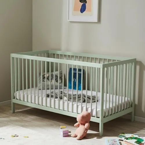 Höhenverstellbares Babybett mit Matratze 60x120 & 70x140 cm aus Buchenholz - Babybett mit herausnehmbaren Sprossen und neunfach verstellbarem Lattenrost, inklusive atmungsaktiver Matratze mit waschbarem Aloe Vera-Bezug für höchsten Komfort und Sicherheit.
