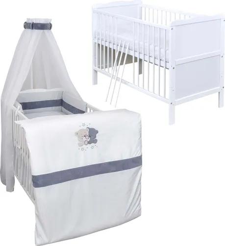 Baby-Delux Babybett Komplettbett Jack 140x70 Weiß Kiefernholz inkl. 10-tlg Set. Matratze, Bettwäsche Set, Beißschienen & Stickerei- Loving Bears