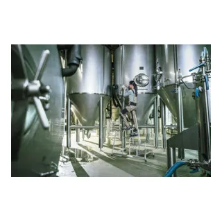 MUNK Montagetritt 50044 - 4 Stufen, bis 150kg - Leiter mit 4 Stufen, 60 cm Handlauf für sicheren Halt und rutschfeste Plattform. Hohe Stabilität durch Aluminiumkonstruktion, ideal für Arbeiten bis 2,80 m Höhe. Made in Germany.