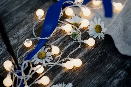 Hellum LED-Lichterkette 523454 - Lichterkette mit 100 weißen LED-Lichtern, perfekt für stimmungsvolle Dekorationen. Gesamtlänge von 14,9 m sorgt für vielseitige Einsatzmöglichkeiten.