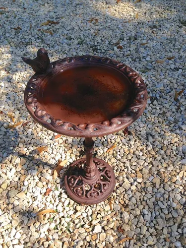 Vogeltränke romantisch - Vogelbad und Futterschale für Vögel - Stilvolle braune Vogeltränke aus robustem Eisen, ideal für Gartenliebhaber. Doppelnutzung als Vogelbad oder Futterschale für einladende Tierbeobachtungen.