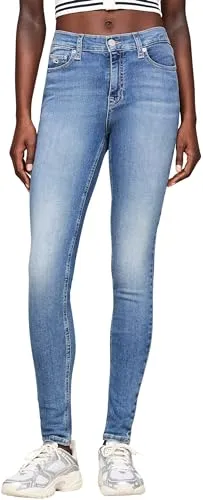 Tommy Jeans Damen Jeans Hose Nora Skinny Fit - Blau (Denim Medium) - Moderne Skinny Fit Jeans im 5-Pocket-Style, gefertigt aus 72% Better-Cotton, bietet hohen Tragekomfort und sitzt figurbetont. Perfekt für Büro und Alltag!