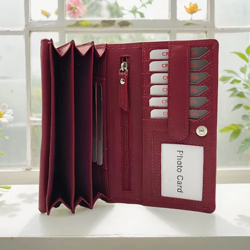 Jockey Club Damen Geldbörse aus echtem Leder mit RFID-Schutz - Rot - Elegante Damen Geldbörse aus softem Rindleder mit RFID-Schutz. Praktische Fächer für Geldscheine, Münzen und Karten. Ideal für stilbewusste Frauen, die Sicherheit und Funktionalität schätzen.