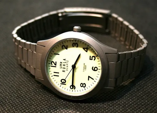 RUHLA UMR Titan Damen Damenuhr 7190-9 - Armbanduhr für Damen mit elegantem Titan-Gehäuse, 12-Stunden-Zifferblatt und Datumsanzeige. Ideal für jeden Anlass und wasserdicht bis 50 m.