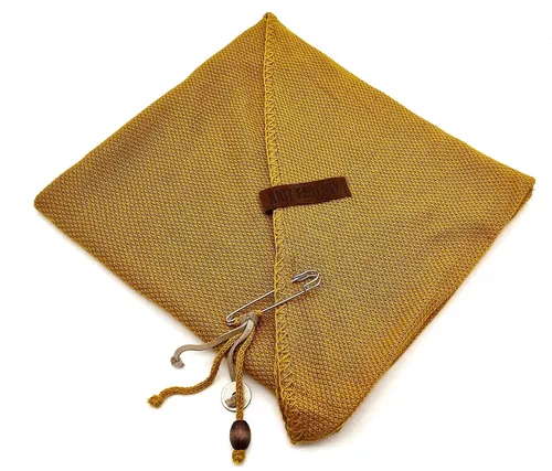 Knit Factory Dreiecksschal Lola in Ocker