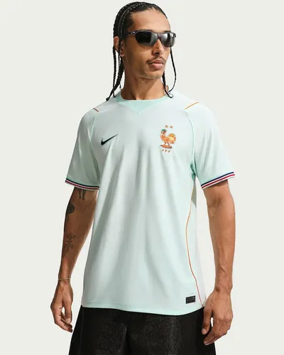 NIKE Herren Fantrikot Frankreich FFF 2026 Auswärtstrikot - Entdecken Sie das FFF 2026 Auswärtstrikot von Nike, inspiriert von der Freiheitsstatue. Ein stilvolles Design, perfekt für Fans und ideal für das Stadion oder die Freizeit.