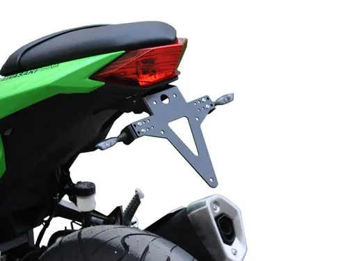 ZIEGER Kennzeichenhalter Classic für Kawasaki Ninja 300 (BJ 2013-16) - Robuster Kennzeichenhalter in Schwarz, inklusive modellspezifischer Adapterplatte und Montageset für eine einfache Installation und sicheren Halt.