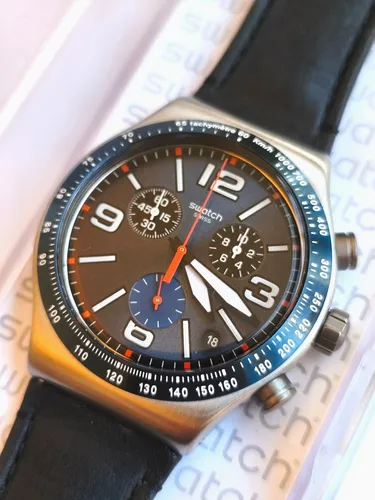 Swatch Herren Chronograph YVS454 - Armbanduhr für Herren mit dunkelblauem Gummi-Armband und sportlichem Design, ideal für den täglichen Gebrauch und wasserfest bis 3 bar.